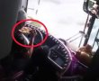 Vừa lái xe vừa ăn mì: Cách nào xử phạt?