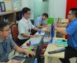 Cán bộ làm thêm giờ để dân bớt cực