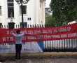 Căng biểu ngữ ở Bộ Công thương đòi bỏ thông tư về nhập xe